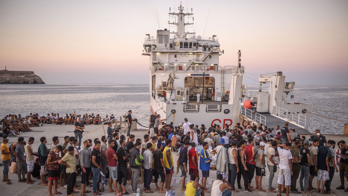 Fotky: Uprchlický tábor na Lampeduse je znovu extrémně přeplněný